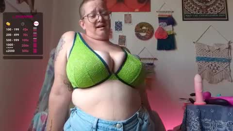 Em online show from March 3, 9:12 pm