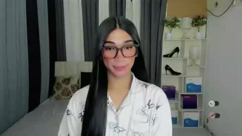 pixiedoll_ online show from February 26, 12:26 pm