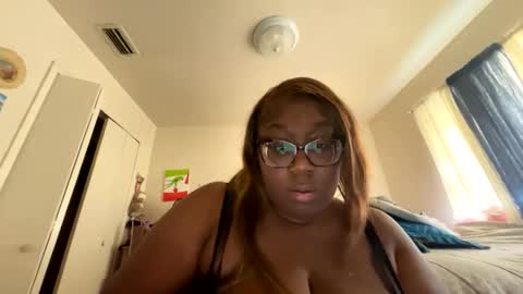 Prettypoohxo online show from April 1, 4:37 pm