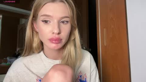 Lina online show from April 17, 7:49 pm