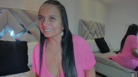 Raquel Moore  online show from March 10, 11:38 pm