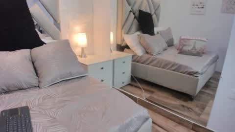 Raquel Moore  online show from September 14, 5:33 pm