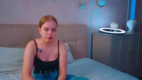 rebeccacruze online show from June 8, 7:42 am