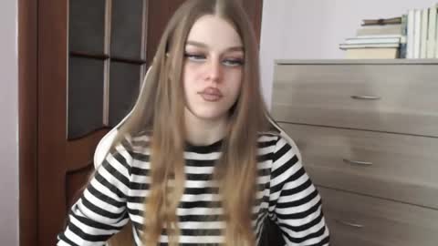 Lily online show from April 4, 2:32 am