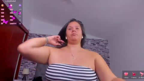 reina_loren online show from July 1, 3:39 am