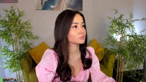 Layla online show from April 4, 1:04 am