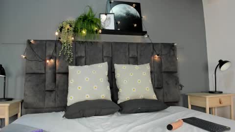 RIRI  online show from September 27, 9:11 pm