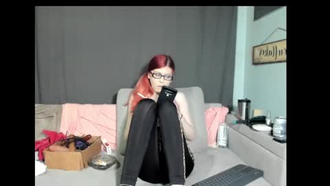 roxihazeleyes online show from March 2, 6:37 am