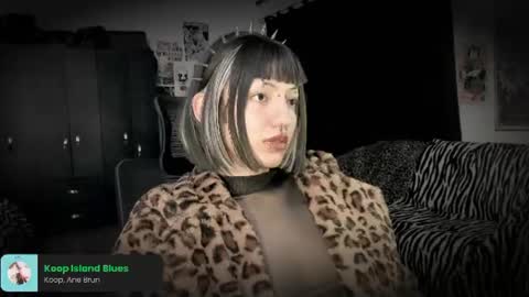 Roxy Independient model Help me to reach 50 thumbs up online show from July 9, 1:52 am