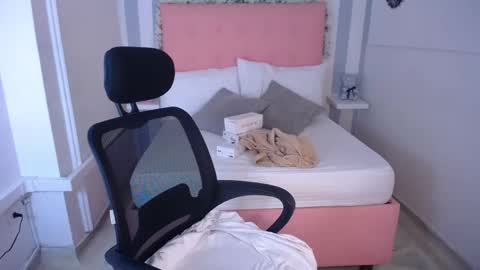 Sara... online show from September 25, 9:45 pm