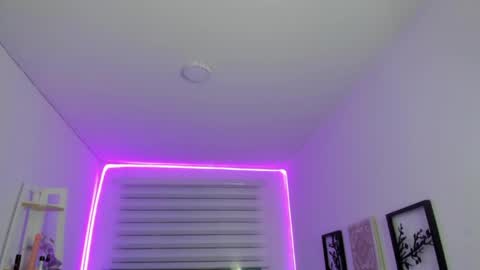 sara_red_x online show from April 25, 5:10 am