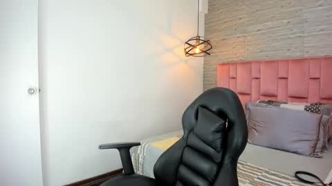 Sarah Deyvis online show from October 23, 6:47 pm