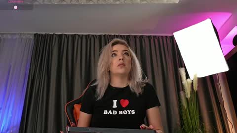 Sarahjadore online show from March 9, 7:37 pm