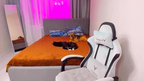 Sarah online show from November 11, 2:25 pm