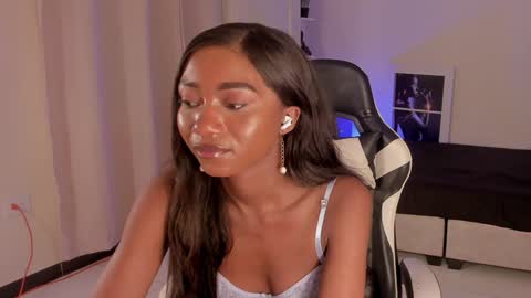 Savannahwildee online show from December 19, 11:03 pm