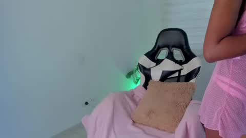 Savannahwildee online show from August 3, 12:00 pm