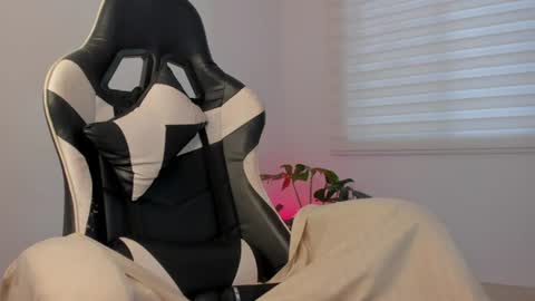 Savannahwildee online show from June 30, 11:53 am