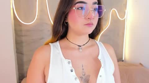 Shanntal  online show from February 26, 7:46 pm