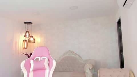 ShantallKnowles online show from March 10, 11:45 am