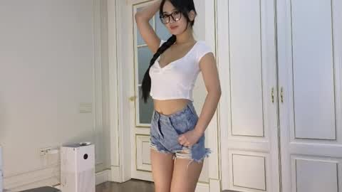 Ellie online show from April 15, 4:29 pm