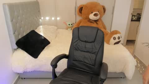 SOFIA independent model  online show from February 7, 12:50 pm