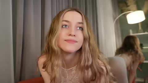 softdreamer_ online show from November 17, 2:40 pm