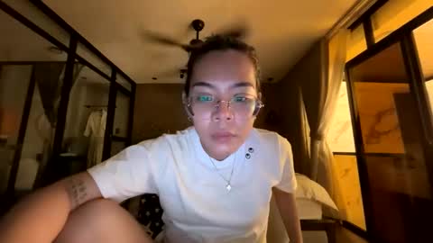 sophiaandress online show from April 23, 1:13 pm