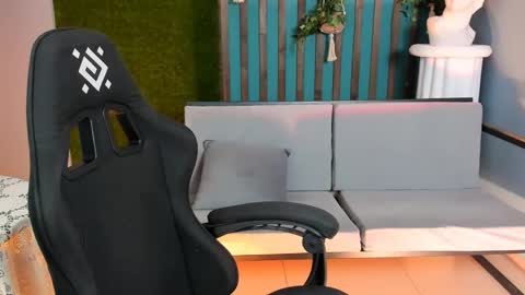 stef_nicks online show from April 18, 9:23 am