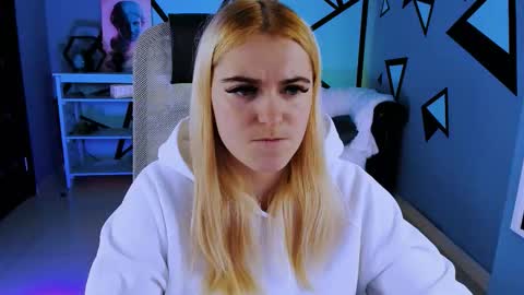 stef_nicks online show from November 9, 9:27 am