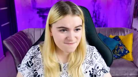 stef_nicks online show from October 22, 9:14 am