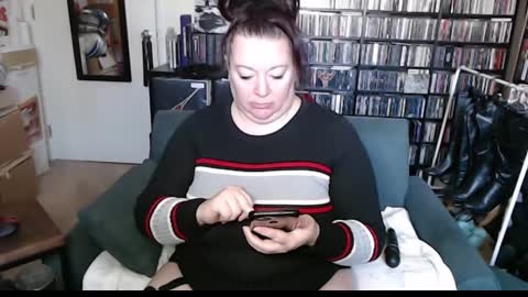 Sweater Queen online show from January 21, 2:59 pm