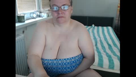 Sweetboobs85h online show from May 18, 9:48 am