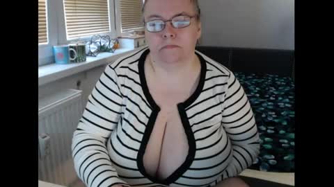 Sweetboobs85h online show from May 3, 10:51 am