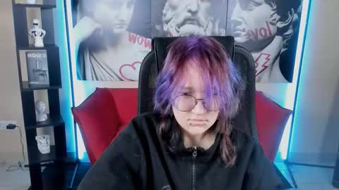 syllviareed online show from December 18, 7:13 am