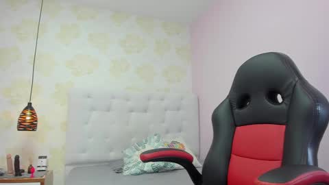 T A T I  online show from February 7, 7:49 pm