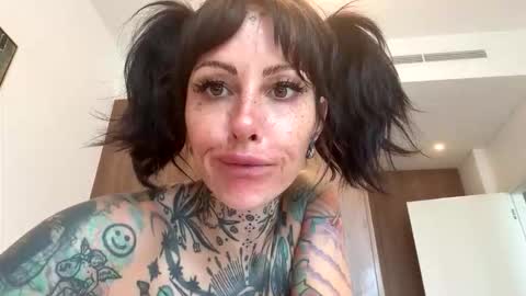 tattooedlucy_ online show from April 10, 7:25 am