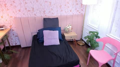 Taylor Bennet online show from February 12, 5:47 pm