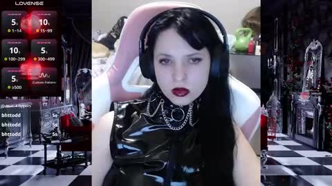   A Goth Chick   online show from December 18, 12:10 am
