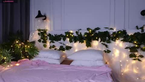 tinasiner online show from March 11, 2:18 pm