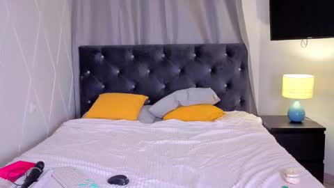 tinasiner online show from December 1, 4:53 pm