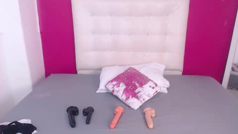 tiny_whore18 online show from September 18, 8:24 am