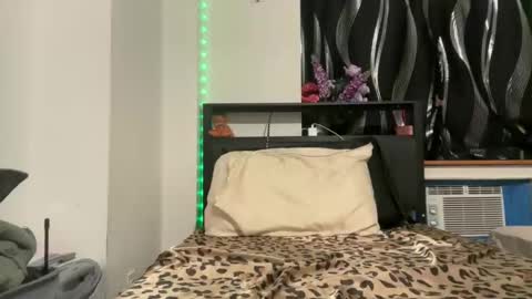 tinydaisy22 online show from February 18, 3:16 am