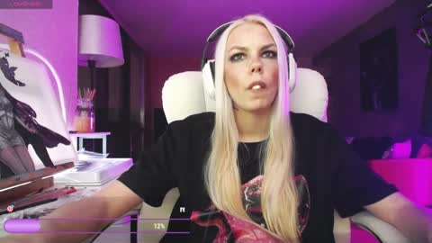 stage Kylie Sinner  brand CLITBAIT online show from April 3, 11:14 pm