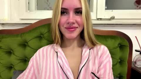 Molly online show from February 7, 8:02 pm