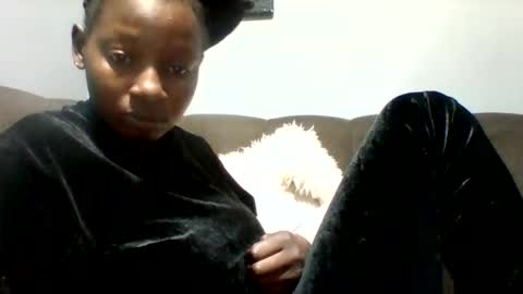 trya_dee online show from March 4, 5:47 am