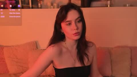 Una  online show from March 25, 9:12 am