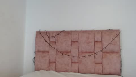 Valen independent model online show from April 2, 1:03 am