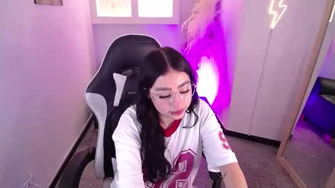 vallolett__ online show from February 4, 8:01 pm