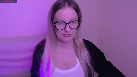 Mia online show from November 6, 7:58 am