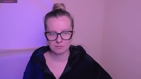 Mia online show from November 12, 8:01 am